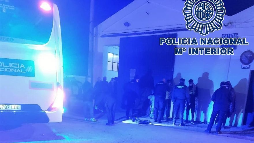 Inmigrantes custodiados por agentes de Policía Nacional y Guardia Civil.