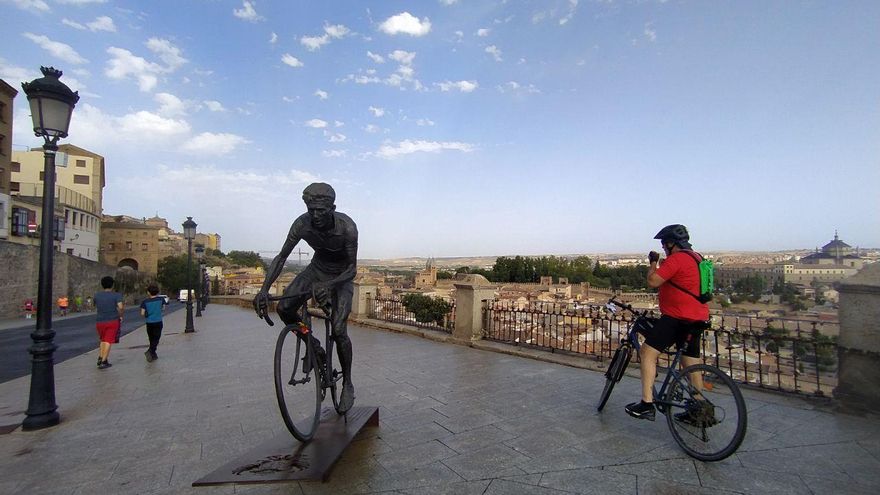 Tristeza y flores en la estatua que homenajea a Federico Martín Bahamontes en Toledo