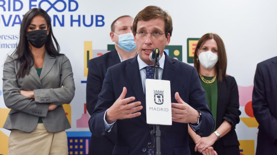 El alcalde de Madrid, José Luis Martínez-Almeida (centro), y la vicealcaldesa, Begoña Villacís (i), durante la inauguración de Madrid Food Innovation Hub