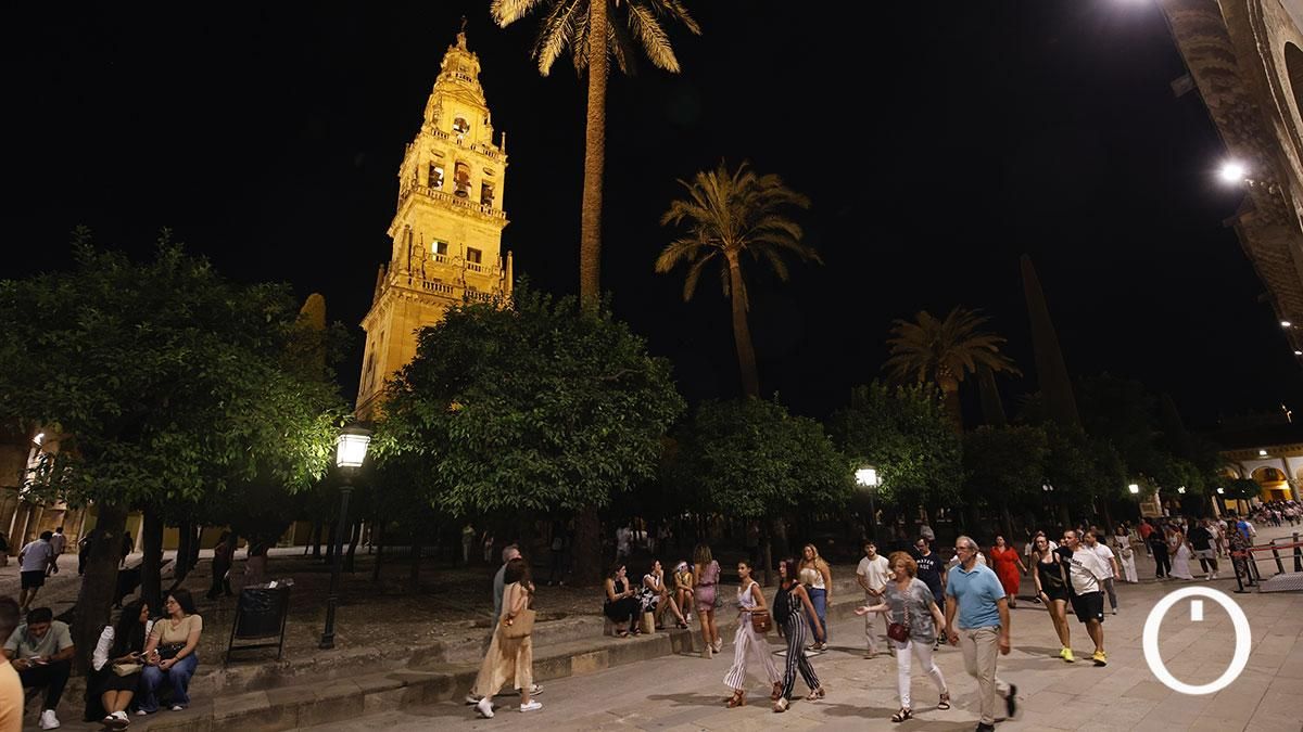 Turistas visitando de noche la Mezquita Catedral en el Día del Patrimonio