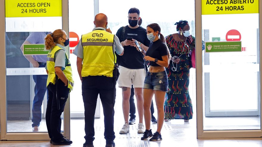 Pasajeros llegan al aeropuerto Adolfo Suárez Madrid Barajas, en una fotografía de archivo. EFE/Chema Moya
