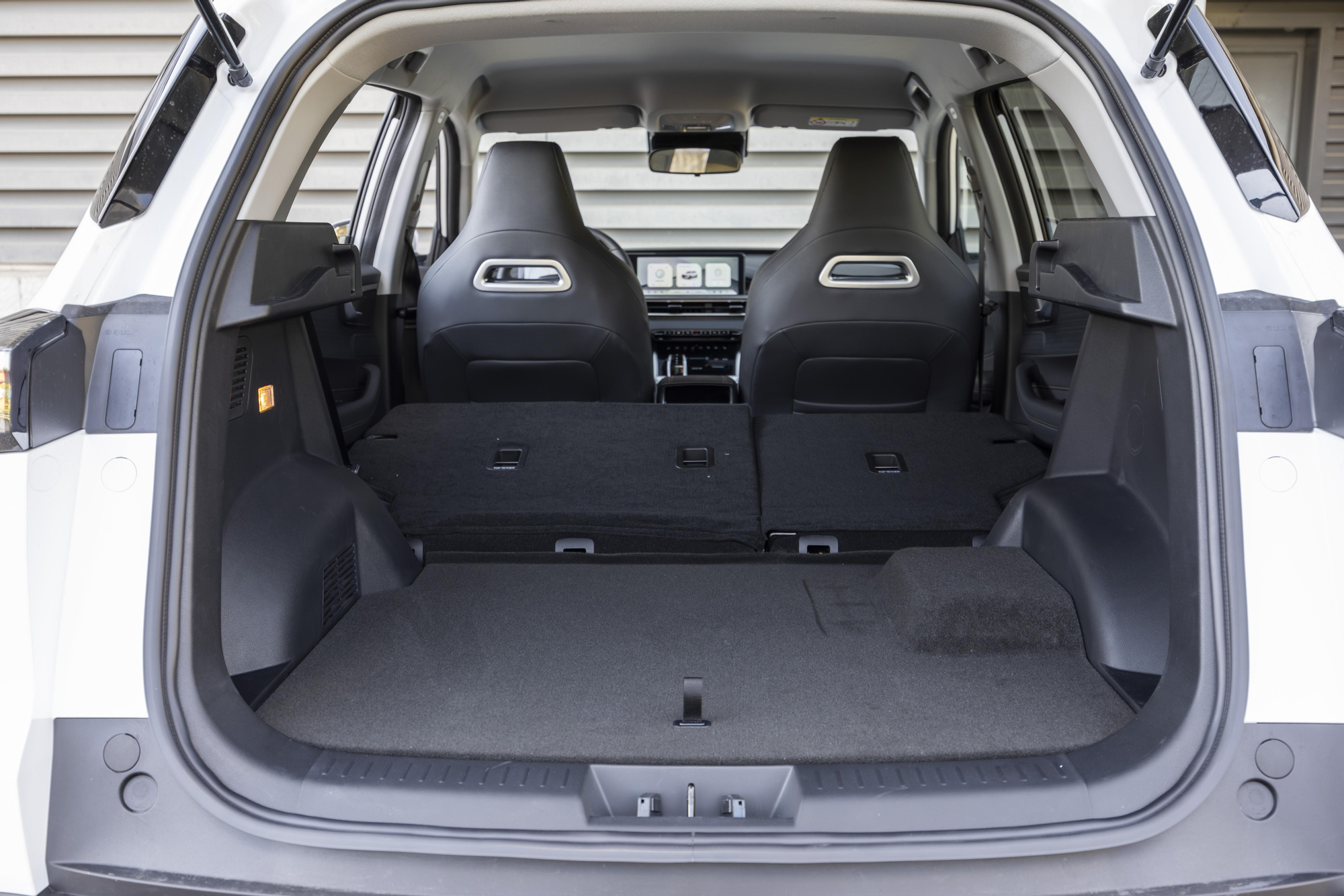 El maletero con los asientos traseros abatidos.