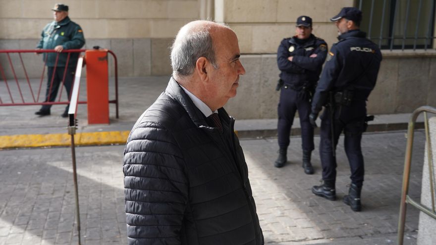 El Constitucional rebaja la inhabilitación de Gaspar Zarrías, mano derecha de Chaves, en la recta final del caso de los ERE