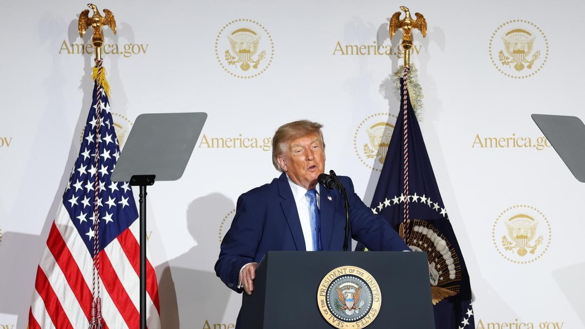 Trump lanza una web oficial con un chatbot de IA... y resulta que desmiente sus principales bulos