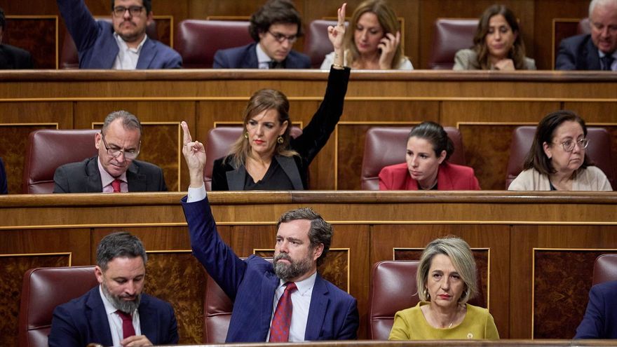 El portavoz parlamentario de Vox en el Congreso, Iván Espinosa de los Monteros (c), vota abstención durante una sesión plenaria, en el Congreso de los Diputados, a 15 de diciembre de 2022, en Madrid (España).