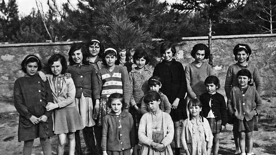 Niñas de la escuela de Valmuel, 1964