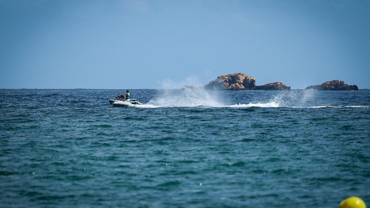 El mar de las pitiusas está saturado de actividades sin licencia y que suponen un peligro en el mar.