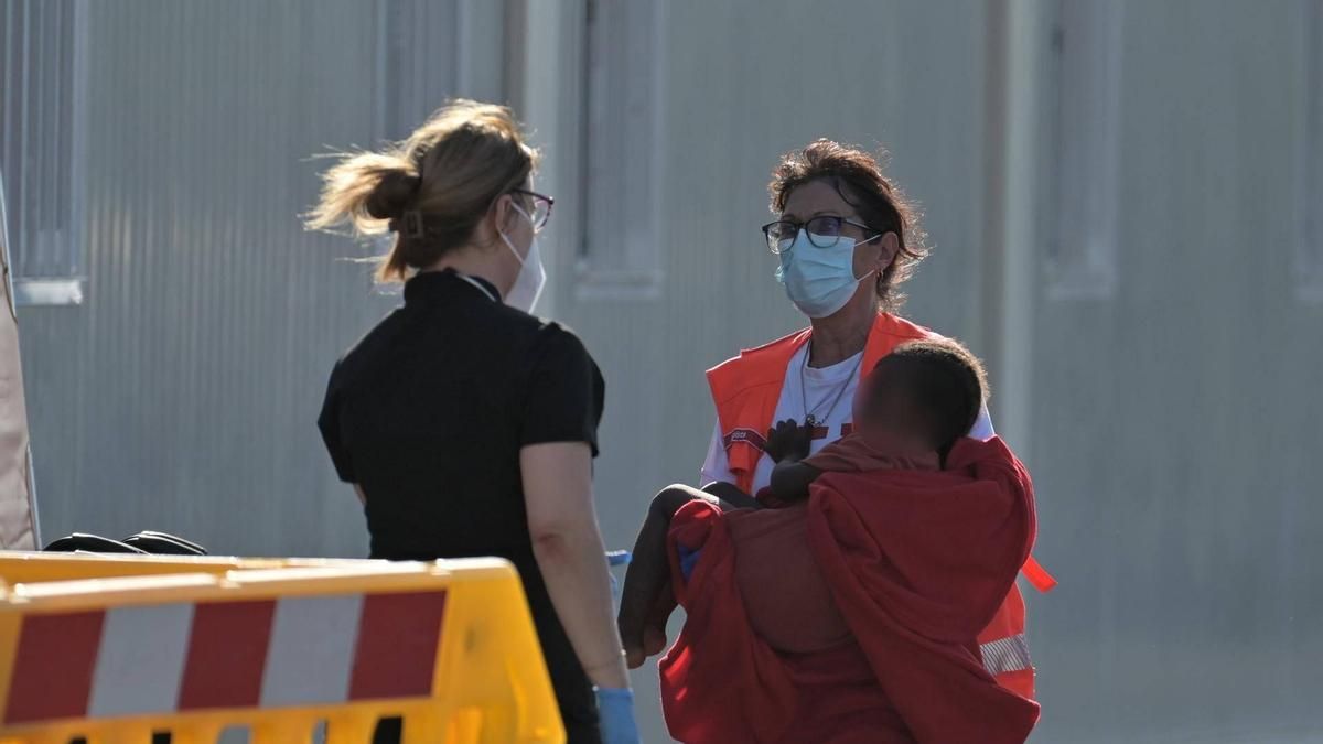 Más de 180 personas llegan a El Hierro en dos cayucos con 23 menores a bordo