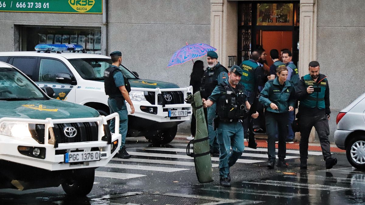 La Guardia Civil trabaja en la zona de la vivienda del detenido, a 17 de octubre de 2023, en A Gándara, Narón, A Coruña, Galicia (España). Efectivos de la Guardia Civil de A Coruña se han desplazado hasta el domicilio del detenido por el crimen de Elisa A