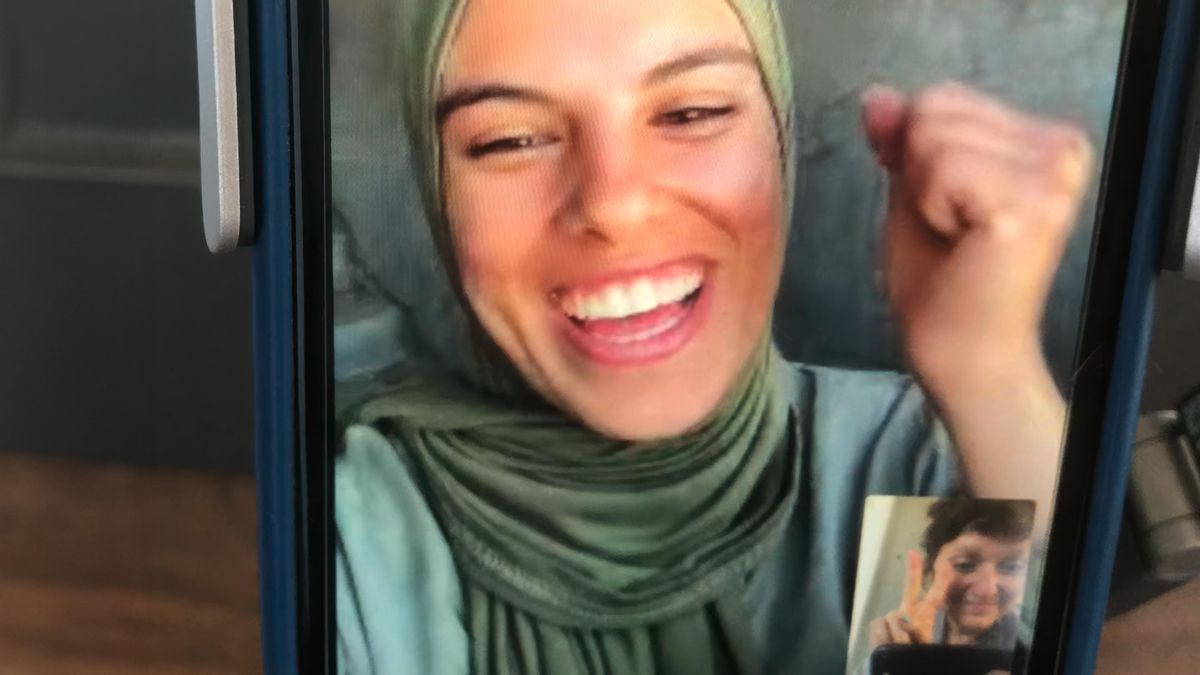 Fotograma de la película donde la fotoperiodista palestina Fátima Hassouna relata la situación en Gaza a través de videollamadas