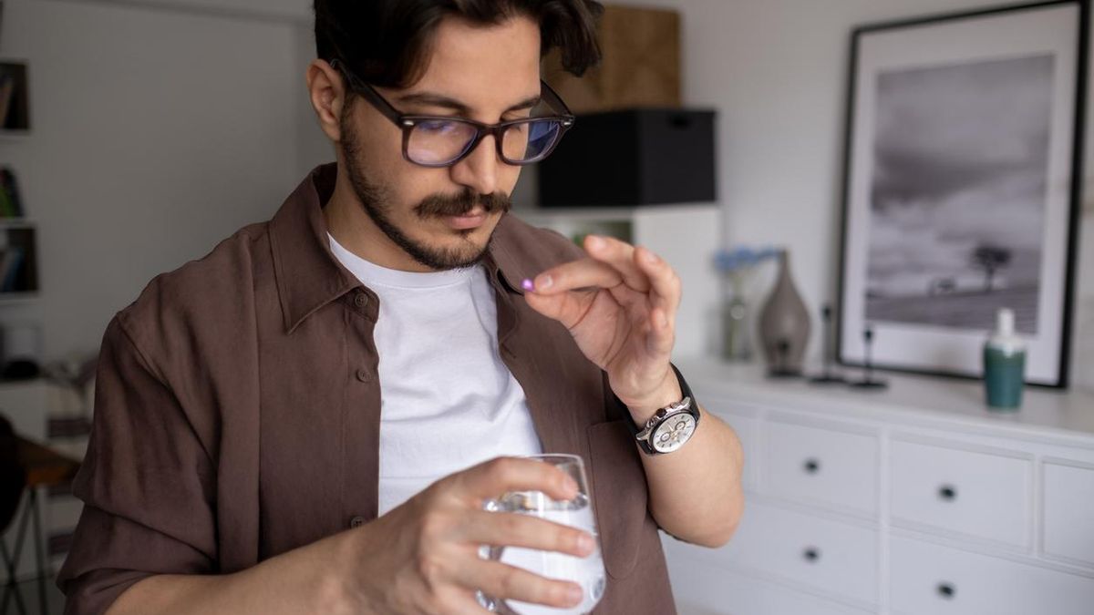Un hombre toma medicación