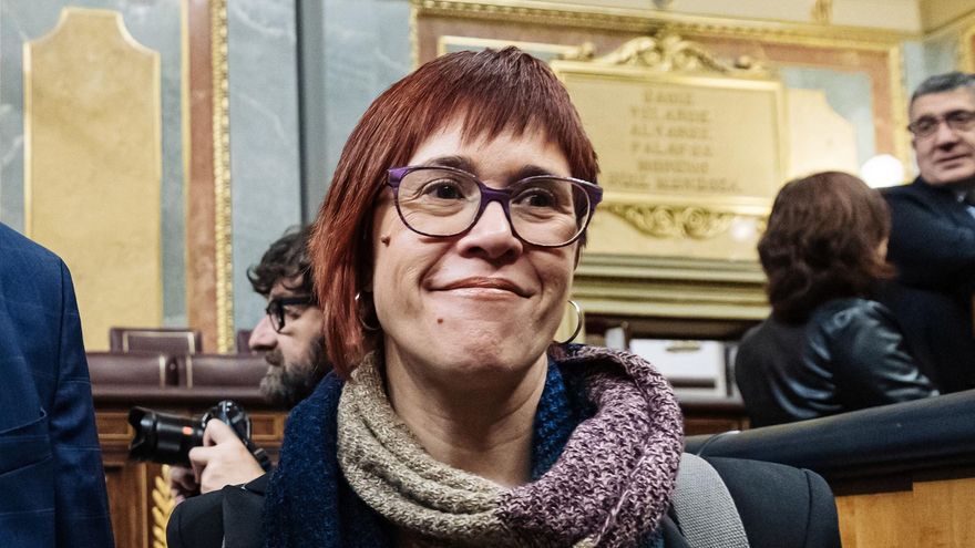 Archivo - La diputada de Compromís Águeda Micó a su llegada a un pleno en el Congreso de los Diputados, a 19 de diciembre de 2023, en Madrid (España).