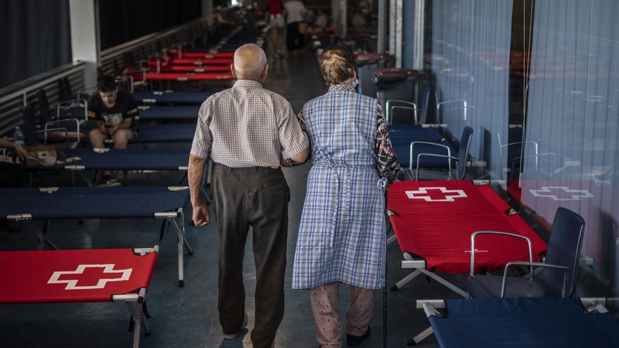 Una pareja de evacuados por los incendios en Zamora