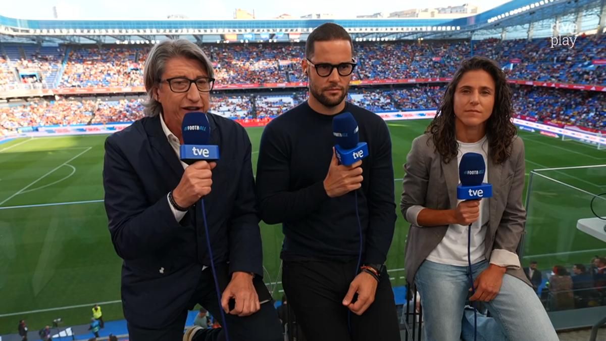 Juan Carlos Rivero, junto a Mario Suárez y Vero Boquete en el amistoso España-Irak