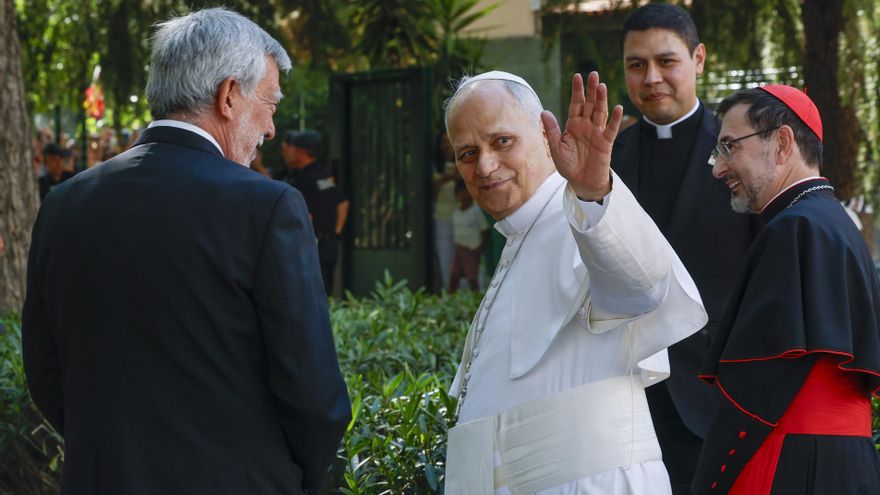 El papa León XIV acompañado por el arzobispo de Madrid, el cardenal, José Cobo Cano, a su llegada este sábado al centro CEDIA 24 Horas, de Cáritas Madrid.