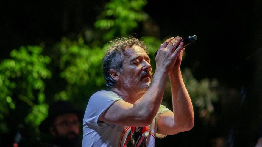 Abogados Cristianos denuncia a una profesora por hacer leer a niños de once años un libro del músico Santi Balmes