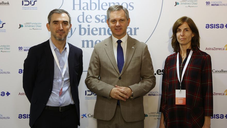 José Miñones, ministro de Sanidad, junto a Ignacio Escolar, director de elDiario.es y Esther Alonso, directora de marketing de elDiario.es