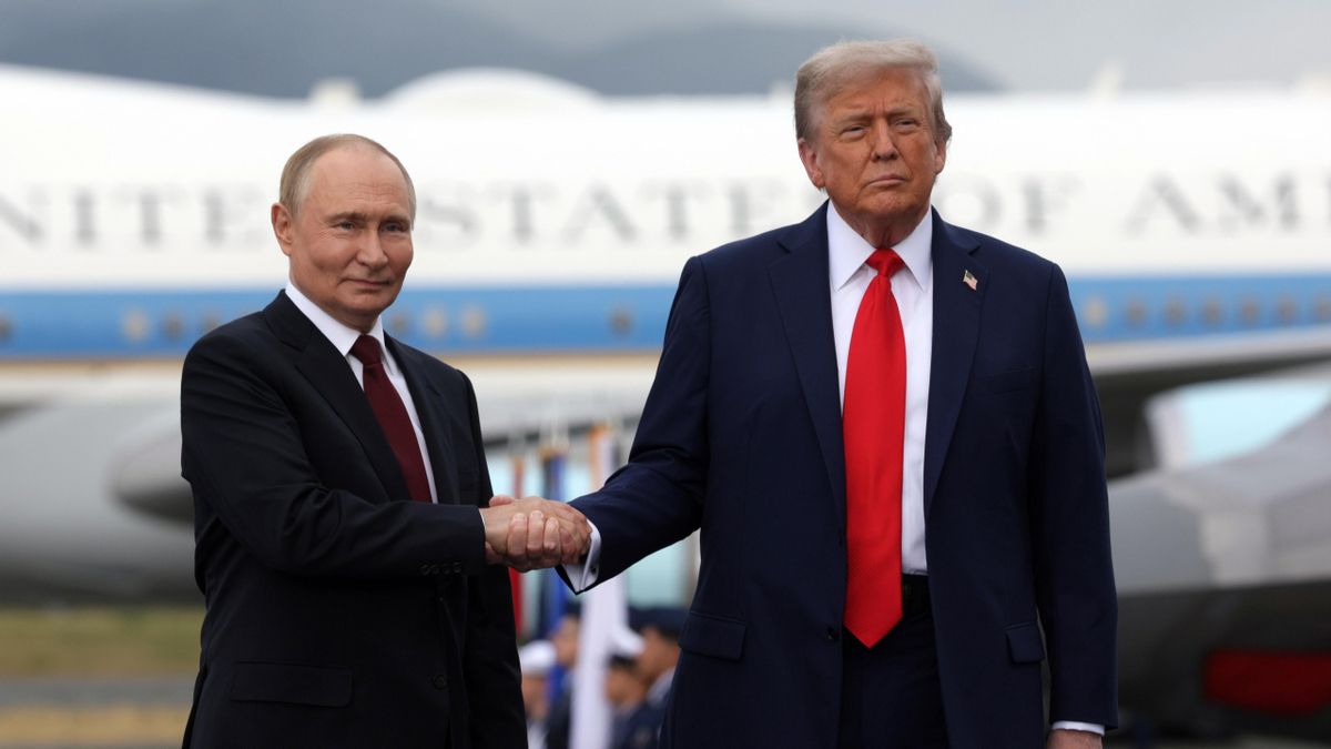 El presidente de Estados Unidos, Donald Trump (D), recibe al presidente de Rusia, Vladimir Putin, durante su encuentro para negociar en la Base Conjunta Elmendorf-Richardson en Anchorage, Alaska, EE. UU., 15 de agosto de 2025. (Rusia)