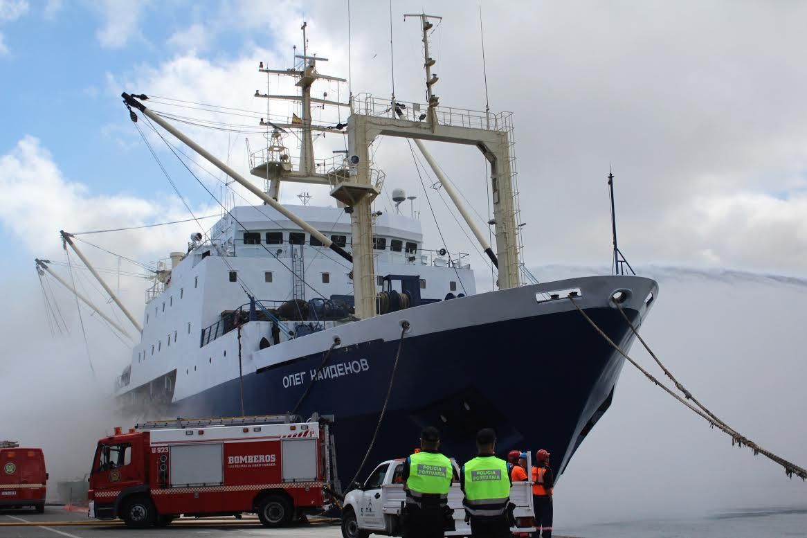 Incendio de un pesquero en el Muelle Reina Sofía. (CIRENIA VICO)