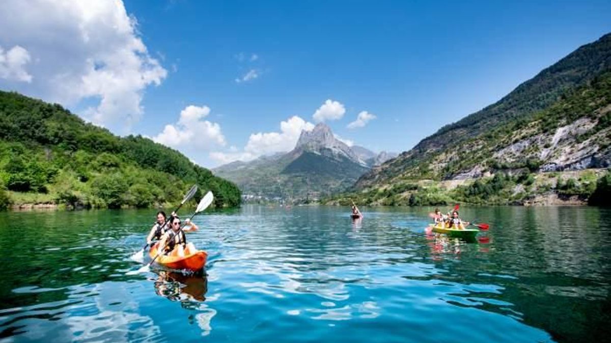 Kayaks en el embalse de Lanuza.