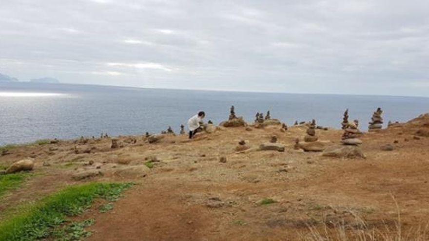 La moda de construir montículos de piedra daña a la biodiversidad