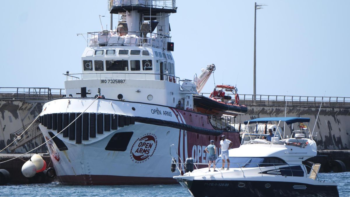 El barco de rescate de la ONG Open Arms ha arribado este miércoles al puerto de Santa Cruz de Tenerife, EFE/Alberto Valdés