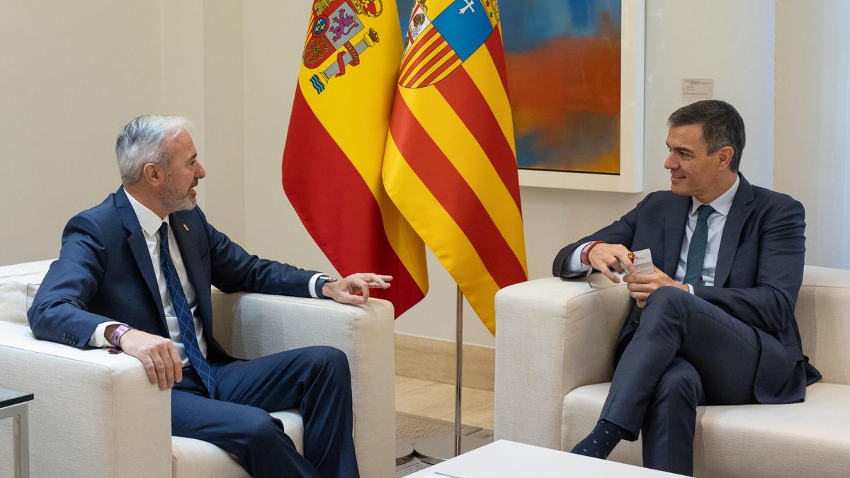 El presidente del Gobierno, Pedro Sánchez (d), durante su reunión con el presidente de Aragón, Jorge Azcón (i), en el Complejo de La Moncloa, a 10 de octubre de 2024, en Madrid (España). El objetivo de la ronda de reuniones del presidente del Gobierno con