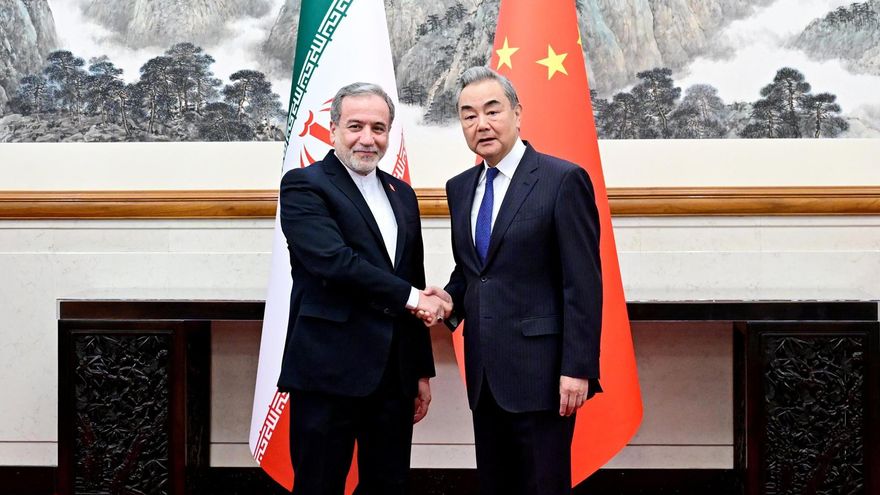 Los ministros de Exteriores de Irán, Abás Araghchi (dcha), y de China, Wang Yi, en un encuentro en Pekín, el 6 de mayo de 2026.