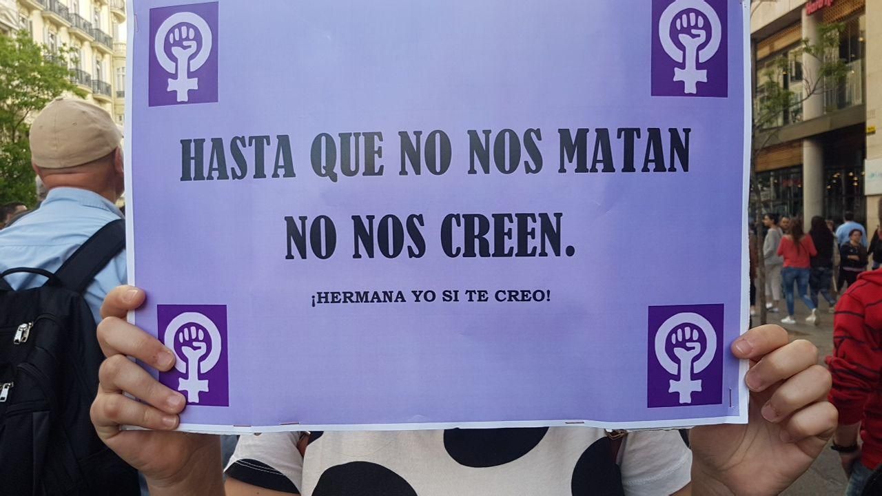 Un cartel en la manifestación de Valencia contra 'la manada' / Laura Martínez