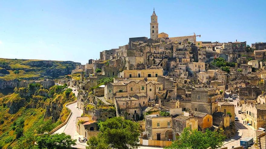 Una de las ciudades habitadas más antiguas del mundo: la villa italiana famosa por sus casas excavadas en la roca