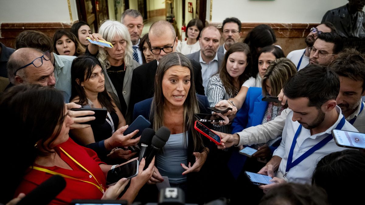 Míriam Nogueras, de Junts, rodeada de periodistas en el Congreso el miércoles.