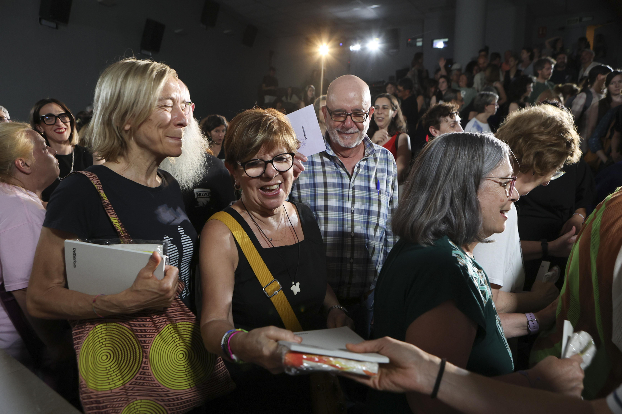 El público, tras el evento, entre comentarios, aplausos y despedida