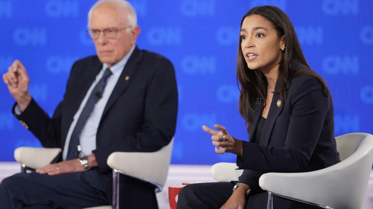 Alexandria Ocasio-Cortez y Bernie Sanders, en la CNN, el 15 de octubre de 2025.