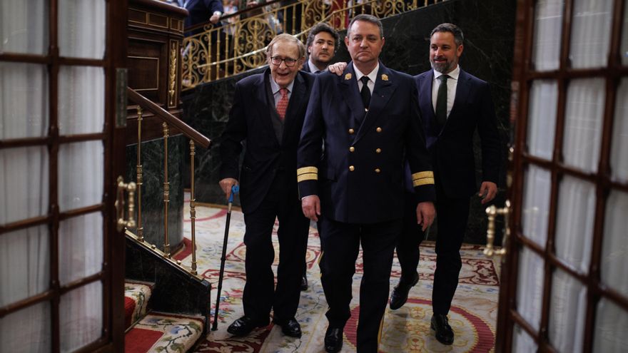 El candidato de la moción de censura, el profesor y economista Ramón Tamames (i), a su salida de un debate de la moción de censura, en el Congreso de los Diputados, a 21 de marzo de 2023, en Madrid (España).