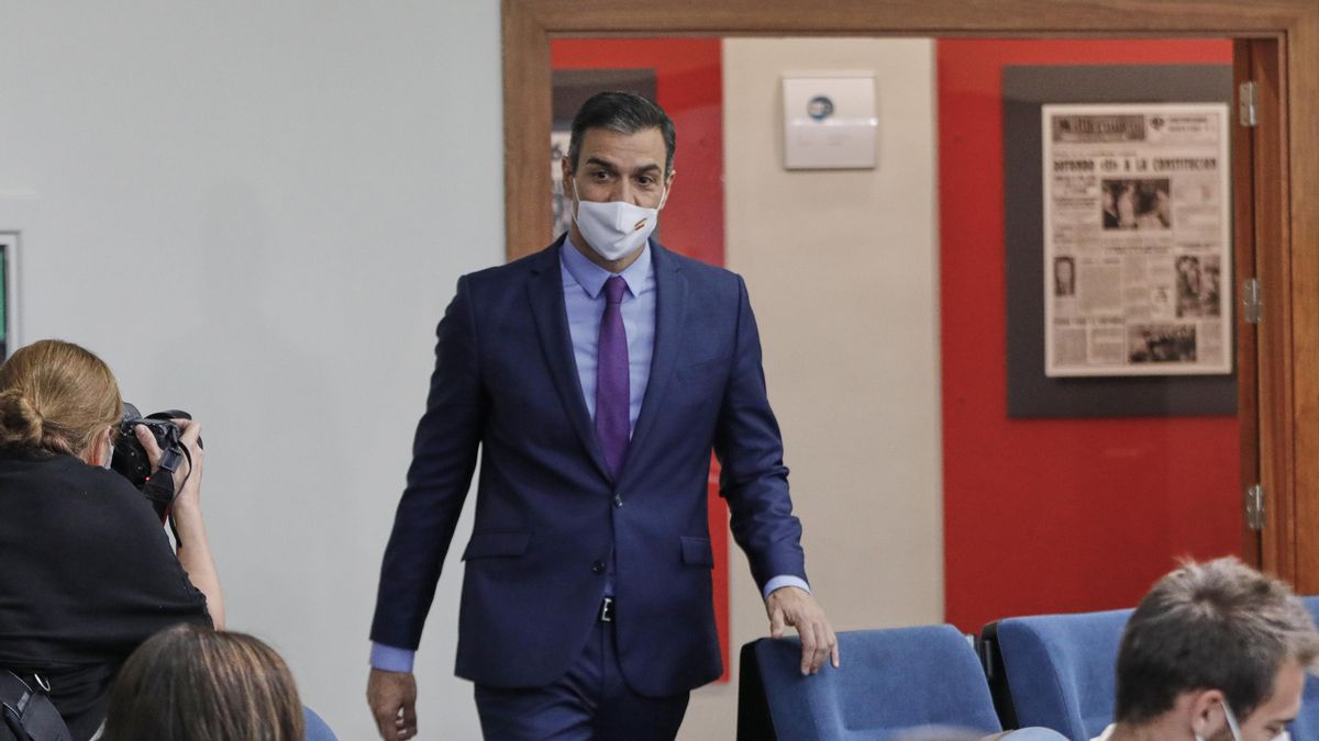 El presidente del Gobierno, Pedro Sánchez, a su llegada para ofrecer la última rueda de prensa  posterior a la reunión del Consejo de Ministros y antes de las vacaciones, en Moncloa, en Madrid (España), a 4 de agosto de 2020