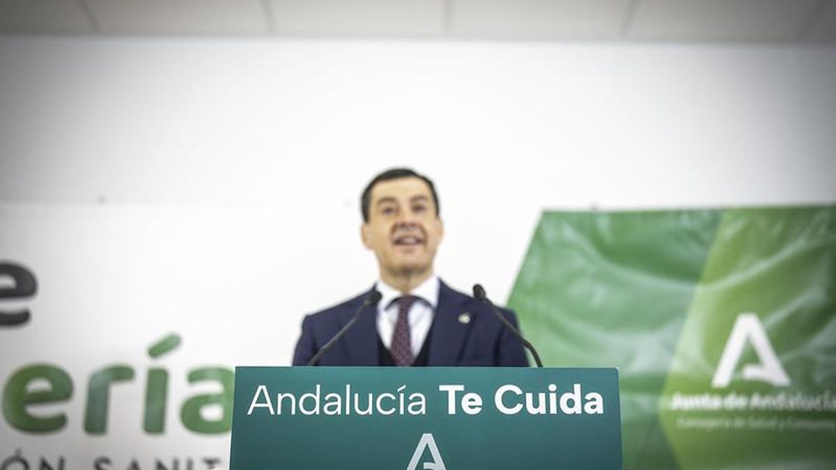 El presidente andaluz, Juan Manuel Moreno, en la inauguración de un centro de salud en Mojácar (Almería), en una imagen de archivo.