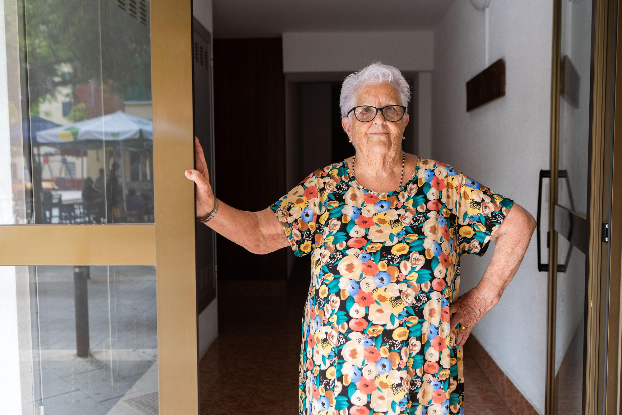 Isabel, quien está a punto de cumplir 90 años, describe el cierre como un duro golpe a su día a día mientras evoca las tardes de bingo, los talleres de memoria y las conversaciones