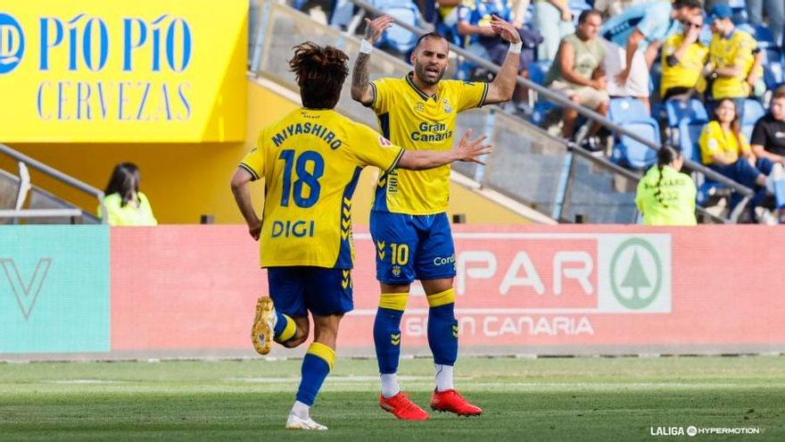 Las Palmas remonta ante el Huesca y sube al cuarto puesto