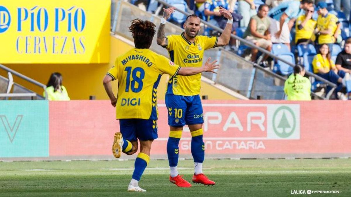 Las Palmas remonta ante el Huesca y sube al cuarto puesto