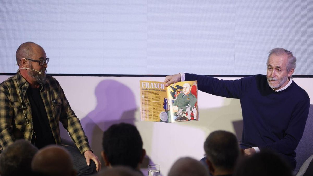 El editor de la revista de elDiario.es, Gumersindo Lafuente, conversa con el editor de la revista 'Petit Sapiens', Jordi Nuvials