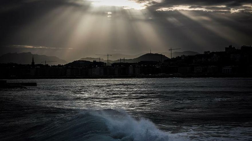 Vista del amanecer sobre la bahía de La Concha, en San Sebastián.