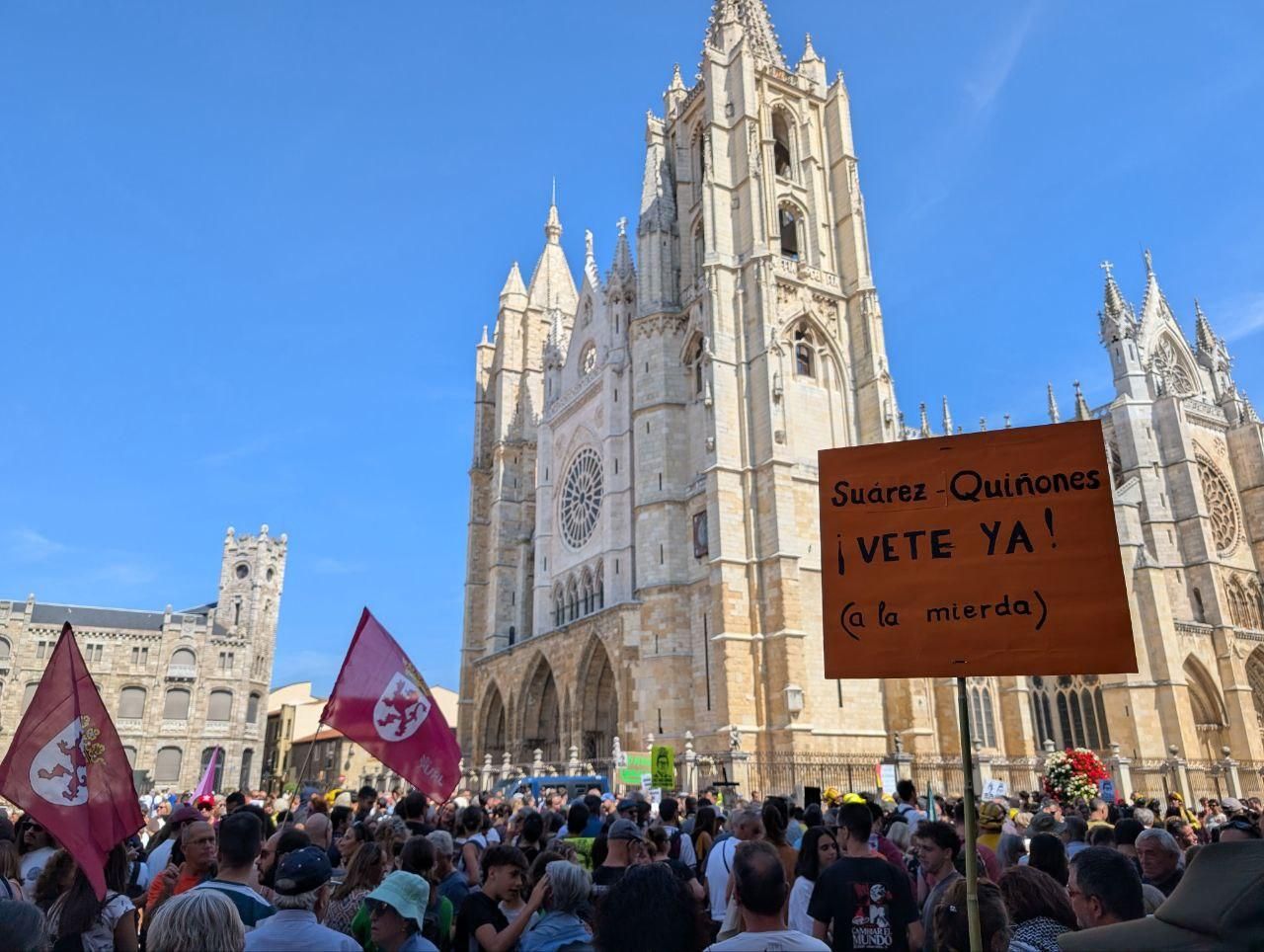 Protesta en León contra la gestión de la Junta de los incendios forestales de este verano.