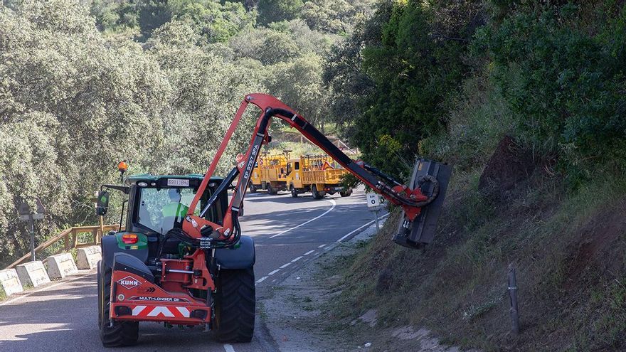 Inician el desbroce y la poda de los márgenes de varias carreteras de la Sierra