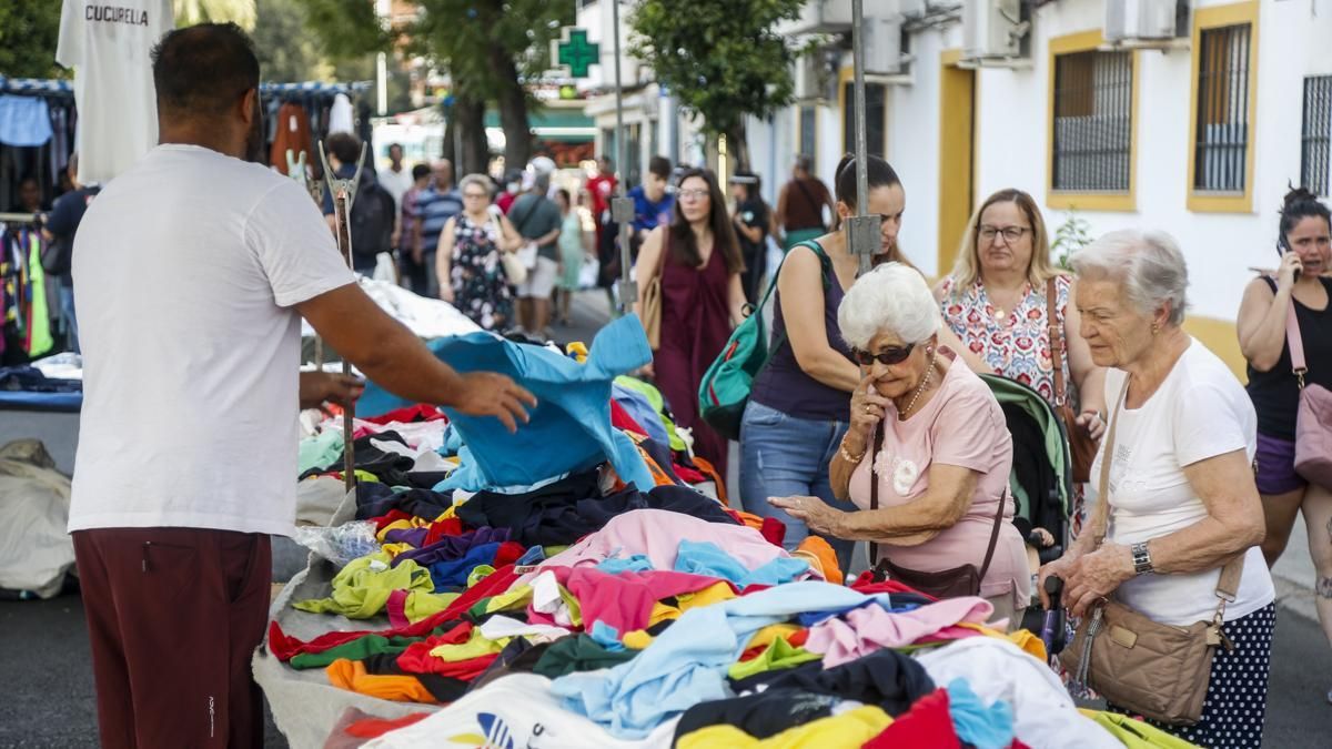 El estreno de la nueva ubicación del mercadillo del Sector Sur, en imágenes