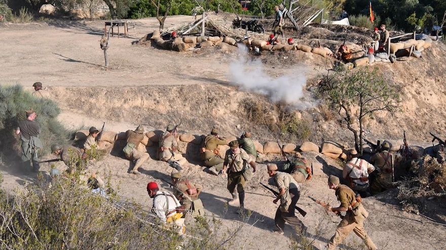 Un caza de acrobacias y 300 recreacionistas para rememorar la Batalla del Ebro