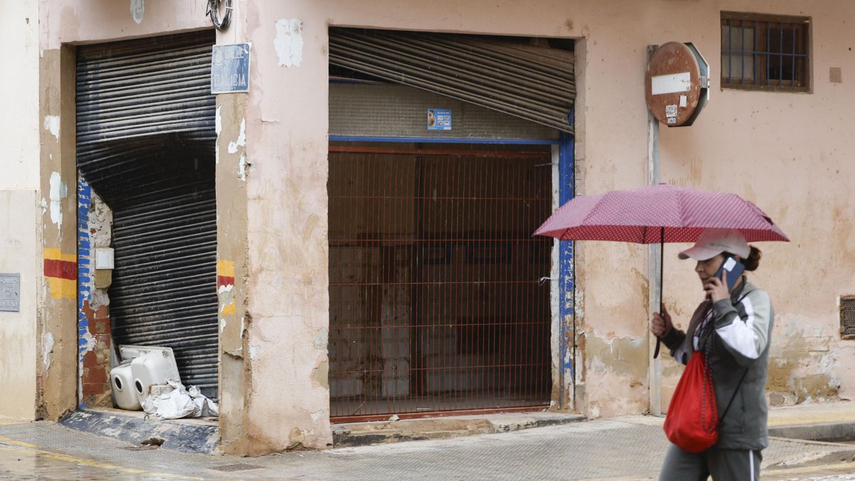 Carreteras cortadas, incidencias en trenes y clases suspendidas al paso de la dana Alice por Alicante, Murcia y Balears
