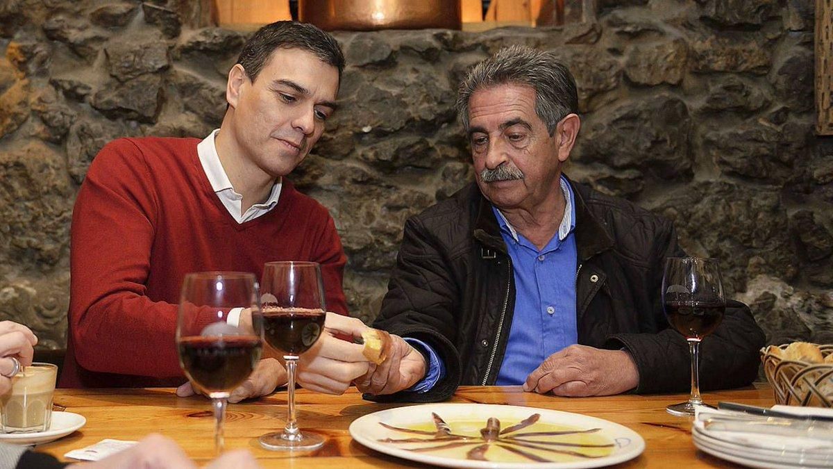 Sánchez y Revilla en una visita del líder socialista a Cantabria. | ARCHIVO/EFE