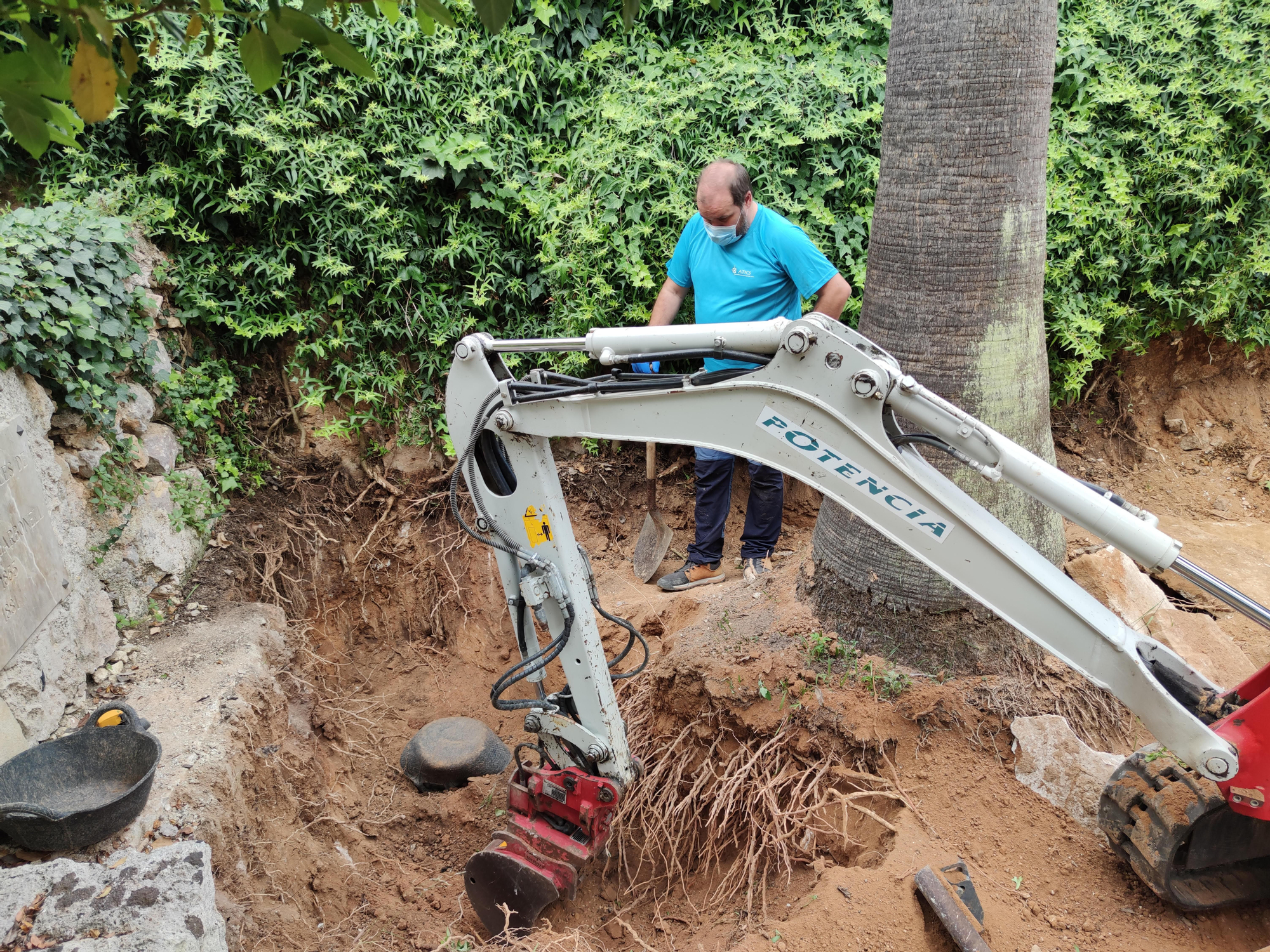 Excavacions a la fossa del cementiri de Sencelles (maig de 2020)