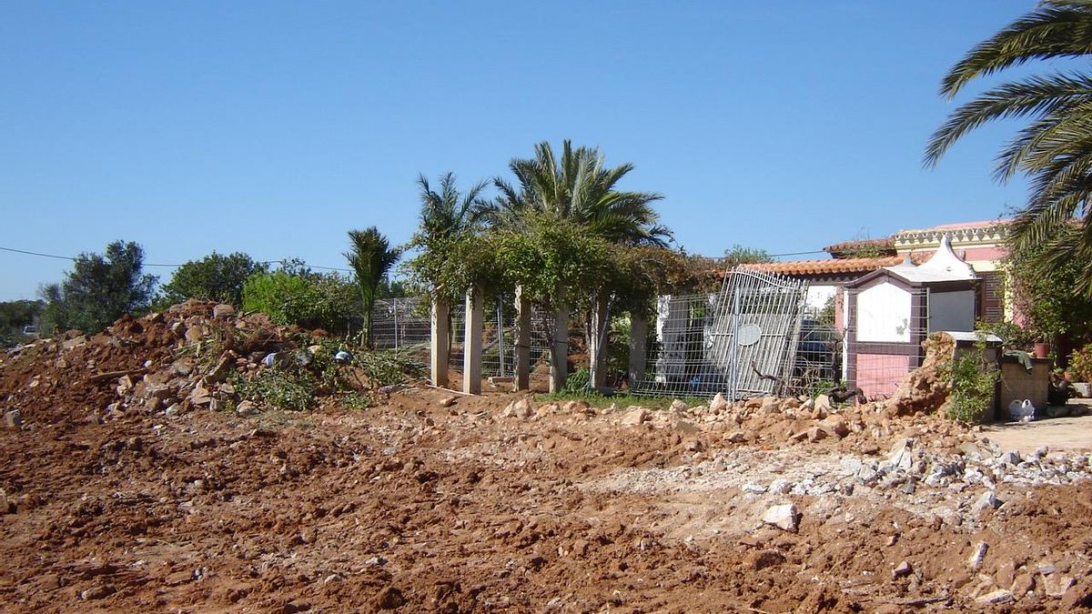 La zanja que pulverizó un pedazo de la finca de Can Malalt traza una curva que no toca una fábrica de zumos propiedad de la familia Matures.