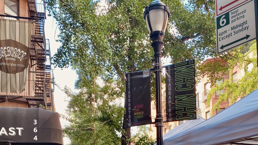 Fotografía cedida por Times Square Alliance por vía de NYC & Company donde se muestra a unas terrazas de restaurantes en la zona de Times Square en Nueva York (EE.UU.). EFE/Times Square Alliance